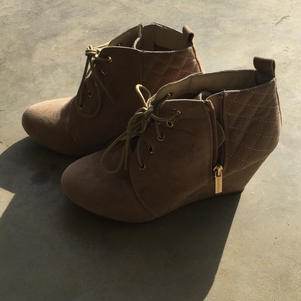 Bella Marie beige wedges